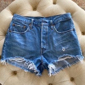 Levi’s 501 distressed jean shorts size 28/6